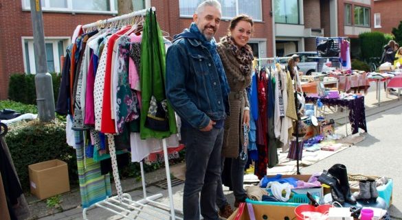 Op de koppen lopen op rommelmarkt