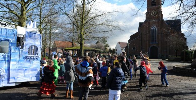 Magische carnavalswagen van 't Bakske uit Mortsel warm onthaald door kinderen 't Kroontje